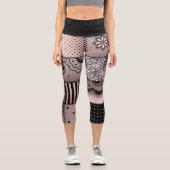 Black and Light Pink Patchwork Lace Design Capri Leggings (Vorderseite)