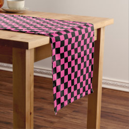 Black and pink checkerboard pattern kurzer tischläufer