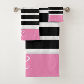 Black and Pink Stripes Marble Style Monogram Badhandtuch Set (Insitu)