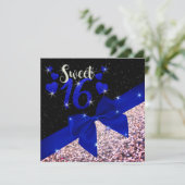 Black and Royal Blue Glittery Sweet 16 Einladung (Stehend Vorderseite)
