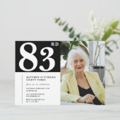 Black and White 83. Geburtstag Einladungen Foto (Stehend Vorderseite)