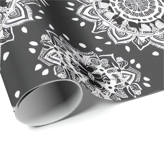 Black and White Bandanna Mandala Geschenkpapier (Rolleneckpunkt)