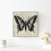 Black and White Butterfly on Cracked Background Quadratische Wanduhr (Zuhause)