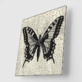 Black and White Butterfly on Cracked Background Quadratische Wanduhr (Winkel)
