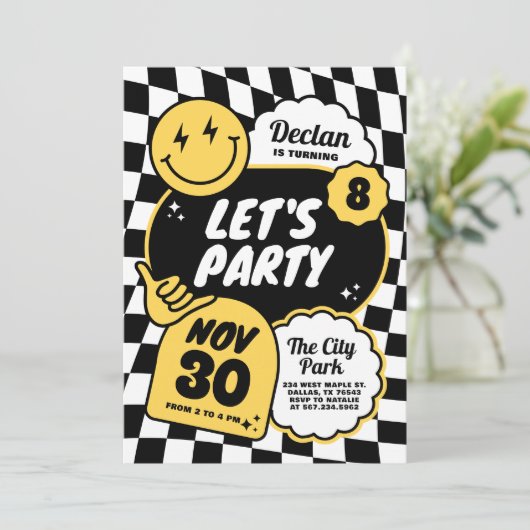 Black and White Checker Retro Smile Boy Birthday Einladung (Stehend Vorderseite)
