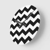Black and White Chevron Pattern Runde Wanduhr (Winkel)