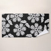 Black and white doodle flower patternblack,abstrac badehandtuch (Badehandtuch)