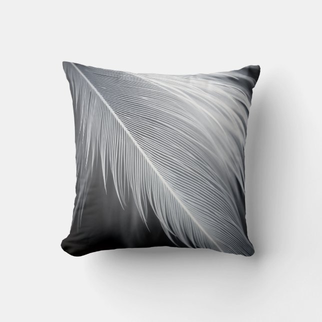 Black and White Feather  Throw Pillow Kissen (Vorderseite)