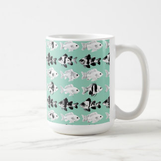 Black and white fish on teal background kaffeetasse