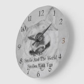 black and white funny piture of akita smiling dog große wanduhr (Winkel)