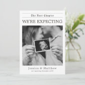 Black and White Gender Neutral Newspaper Pregnancy Ankündigung (Stehend Vorderseite)