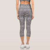 Black and White Geometric Pattern Capri Leggings (Rückseite)