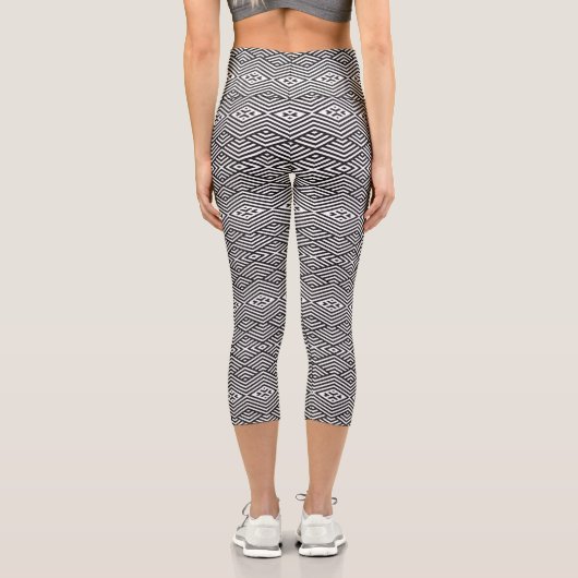 Black and White Geometric Pattern Capri Leggings (Rückseite)