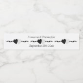 Black And White Hearts Design Wedding Wasserflaschenetikett (Einzelnes Label)