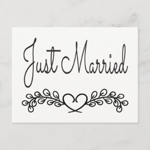Black and White Just Married Heart Laurel Hochzeit Ankündigungspostkarte