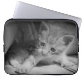 Black and White Kitten Fotograph Laptopschutzhülle (Vorderseite)