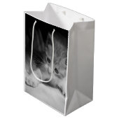 Black and White Kitten Fotograph Mittlere Geschenktüte (Vorderseite Schrägansicht)