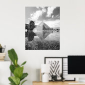 Black and White Louvre Pyramid Paris Reflection Poster (Heimbüro)