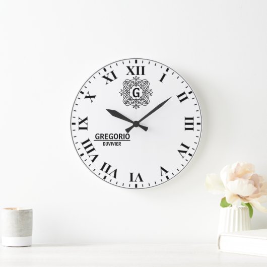 Black and white Monogram modern minimalist elegant Große Wanduhr (Zuhause)