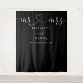 Black and White Mr. und Mrs. Heart Script Wedding Wandteppich (Vorderseite)