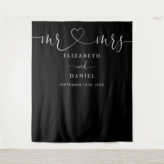 Black and White Mr. und Mrs. Heart Script Wedding Wandteppich (Vorderseite)