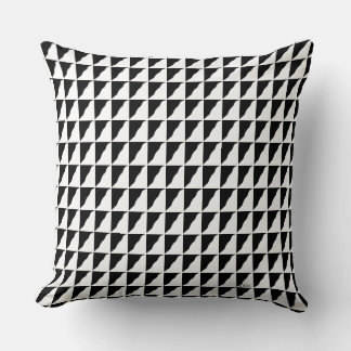 Black and White Pattern Chill With Cushionarium Kissen