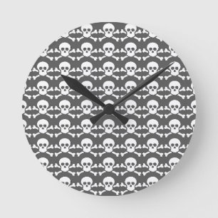black and white pirate skull runde wanduhr