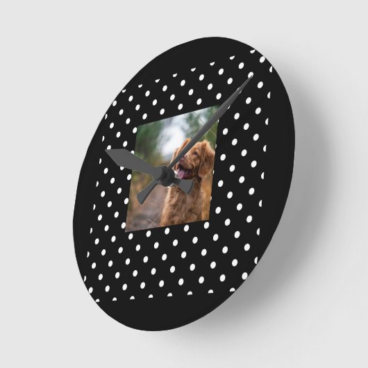 Black and white polka dot Dog pic Runde Wanduhr (Winkel)
