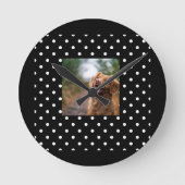 Black and white polka dot Dog pic Runde Wanduhr (Vorderseite)