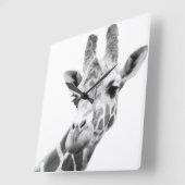 Black and white portrait of a giraffe quadratische wanduhr (Winkel)