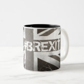 Black and White Proud Lion Union Jack #Brexit Zweifarbige Tasse (VorderseiteRechts)
