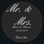 Black and White Round Mr. & Mrs. Wedding Stickers<br><div class="desc">Einfache Schwarz-Weiß-Klassik Runde Hochzeitsticker sagen "Mr. & Mrs." Diese danke Ihnen Aufkleber können individuell und personalisiert.</div>