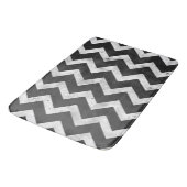 Black and white Rustic Chevron pattern Badematte (Schrägansicht)