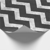 Black and white Rustic Chevron pattern Geschenkpapier (Ecke)