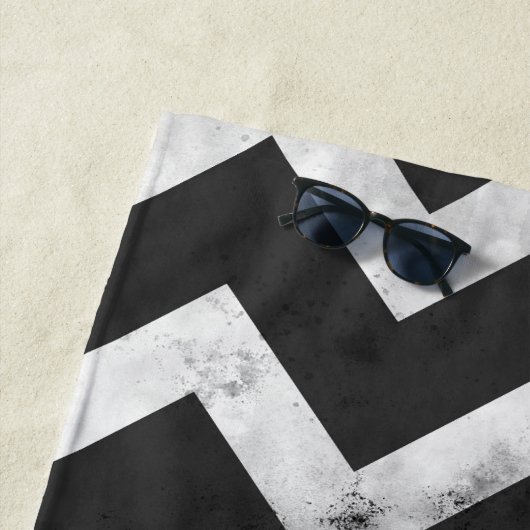 Black and white Rustic Chevron pattern Strandtuch (Beispiel)