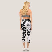 Black and White Simple Flower Seamless Pattern Capri Leggings (Rückseite)