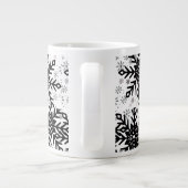 black and white snowflake mug Jumbo-Tasse (Rückseite)