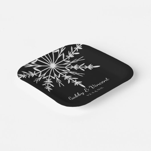 Black and White Snowflakes Winter Wedding Pappteller (Gewinkelt)