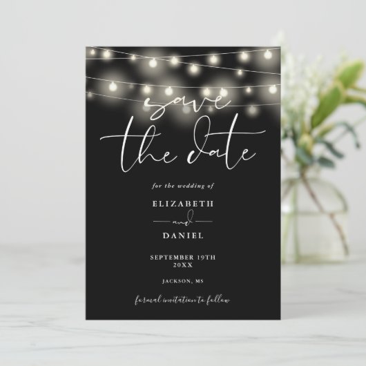 Black And White String Lights QR Code Wedding Save The Date (Stehend Vorderseite)