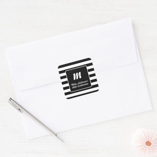Black and White Stripe Monogram Quadratischer Aufkleber (Umschlag)