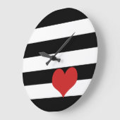Black and White Stripes w/Red Heart Große Wanduhr (Winkel)
