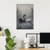 Black and White Swans in Misty Lake Dark Poster (Heimbüro)