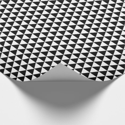 Black and White Triangle Geschenkpapier (Ecke)