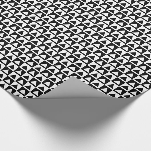 Black and White Triangle getric shape pattern Geschenkpapier (Ecke)