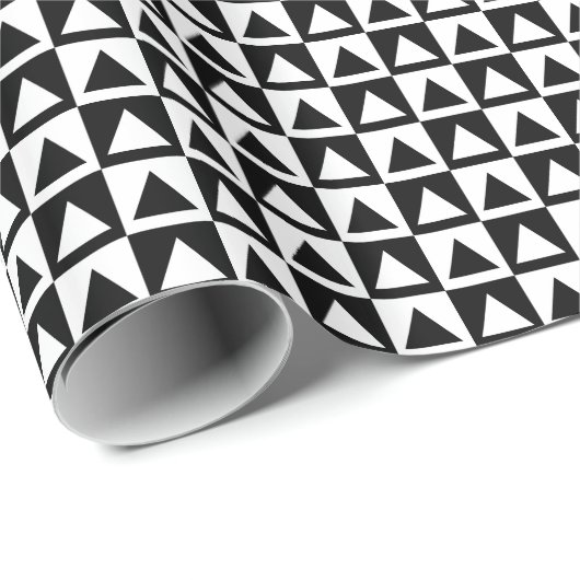 Black and White Triangle getric shape pattern Geschenkpapier (Rolleneckpunkt)