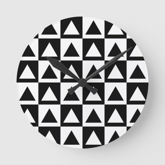 Black and White Triangle getric shape pattern Runde Wanduhr (Vorderseite)