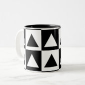 Black and White Triangle getric shape pattern Zweifarbige Tasse (Vorderseite Links)