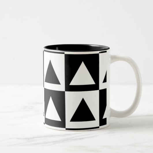 Black and White Triangle getric shape pattern Zweifarbige Tasse (Rechts)