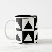 Black and White Triangle getric shape pattern Zweifarbige Tasse (Links)