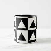 Black and White Triangle getric shape pattern Zweifarbige Tasse (Mittel)
